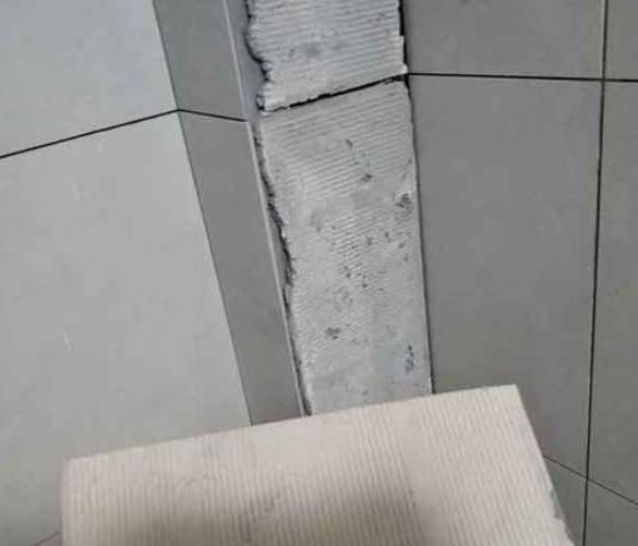 户县瓷砖空鼓维修公司分享下厨房瓷砖脱落的补救措施。